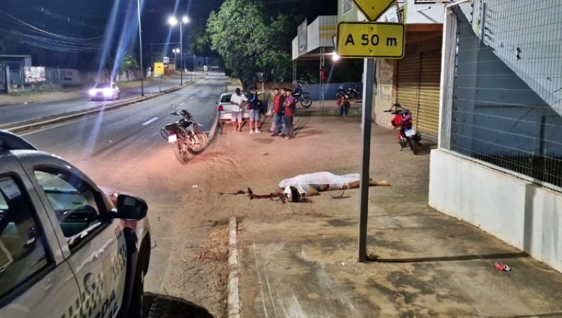 Folha do Estado Em VG motoqueiro bate em placa de sinalização e