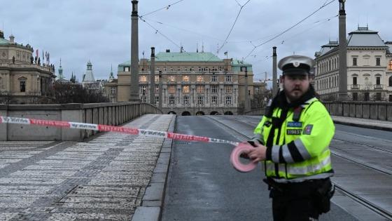 Policial isola uma área perto da Universidade Charles, no centro de Praga, após um tiroteio deixar "mortos e feridos". 