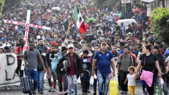 Caravana de migrantes que atravessa o México para chegar aos EUA é “maior movimento humano” do país, diz ONG 