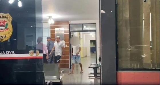 Momento que Dimas deixa a delegacia, em São Paulo