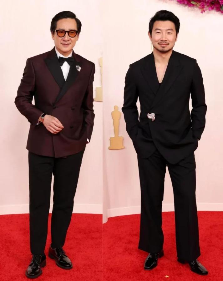 Ke Huy Quan e Simu Liu foram dois dos muitos homens no Oscar com um broche