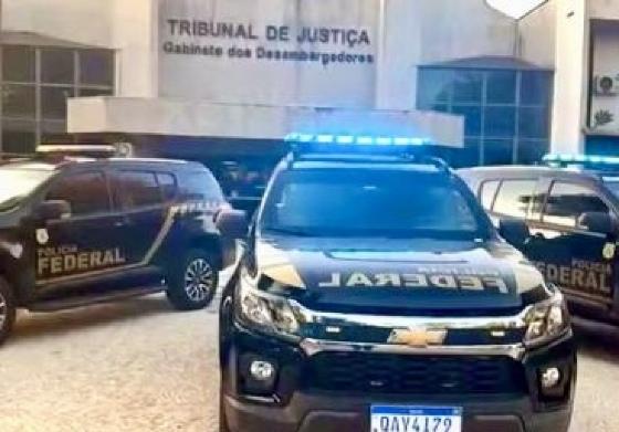 Viaturas da PF em frente ao Tribunal de Justiça de MS: operação mira advogados e empresários