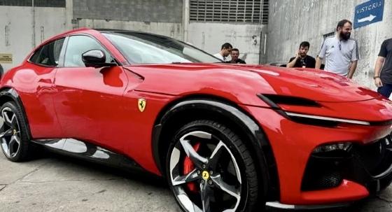 Um dos carros apreendidos foi a recém-lançada Ferrari Purosangue (Foto: Polícia Civil | Divulgação) - 