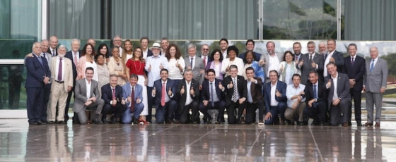 O presidente da República Luiz Inácio Lula da Silva posa para foto com ministros do seu governo no Palácio da Alvorada 