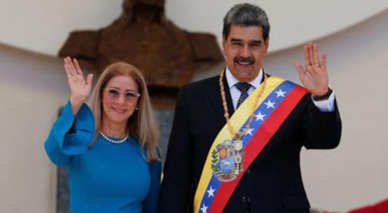 Presidente da Venezuela, Nicolás Maduro, e sua esposa, Cilia Flores, acenam no dia da posse do terceiro mandato