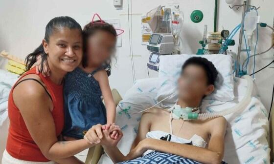 Antônio Augusto Fonseca, de 17 anos, na companhia da mãe, Stefane Gabriela de Oliveira Santos, de 33, e da irmã, de 4, no Hospital Regional Antônio Dias, em Patos de Minas