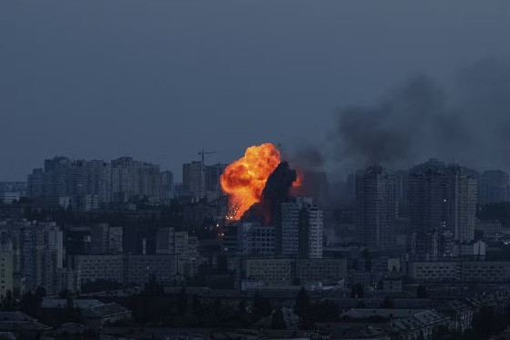 Explosão vista em Kiev, capital da Ucrânia, em bombardeio russo na madrugada de 6 de junho de 2025. 
