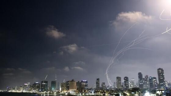 misseis-iranianos-atingiram-tel-aviv-em-israel-1749841474360_v2_900x506.jpg
