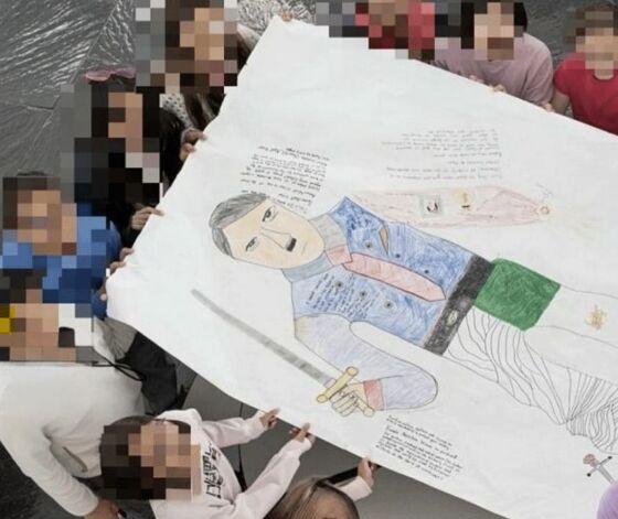 Alunos da Nysmith School for the Gifted, no norte da Virgínia, ilustraram Adolf Hitler como exemplo de “líder histórico forte” em um projeto escolar realizado em outubro de 2024 conforme denunciado em uma ação judicial movida em julho de 2025