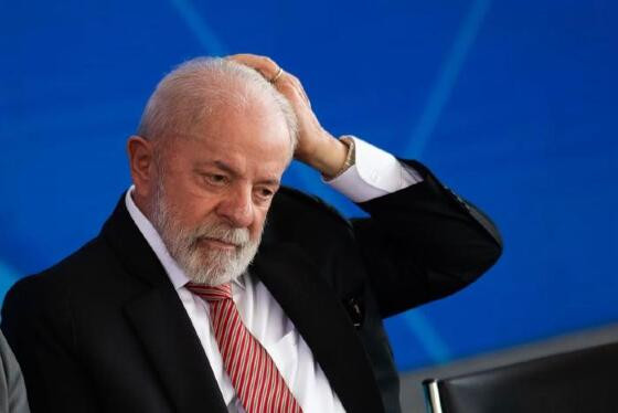 LULA PENSATIVO