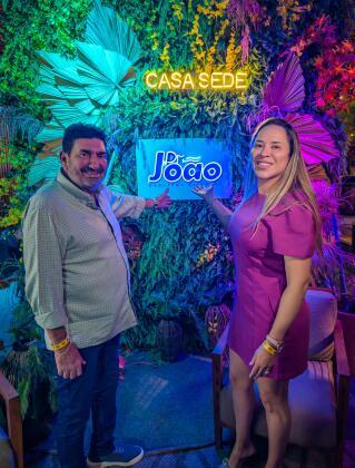 Dr. João, como sempre, circulou com gentileza ao lado da sua bela esposa Keila Costa