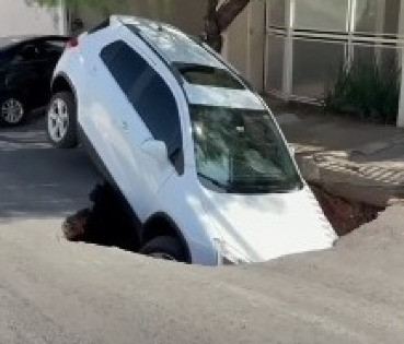 CARRO BRANCO AFUNDA