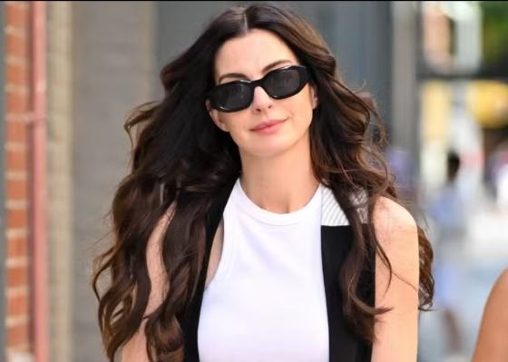 Anne Hathaway é clicada no set de filmagem de 'O Diabo Veste Prada 2' 