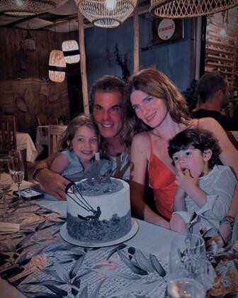 Álvaro Garnero,  a esposa Lou Montenegro e os filhos
