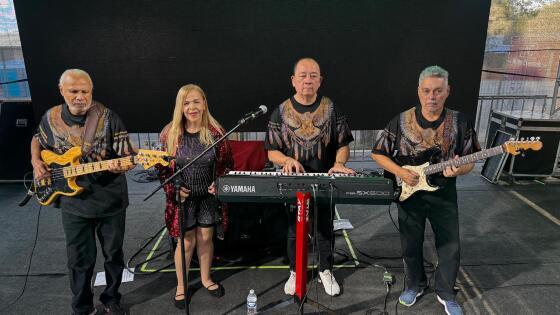 Jú Baiana ao lado do Maestro Joãozinho do Cavaco e da Banda Bola de Ouro